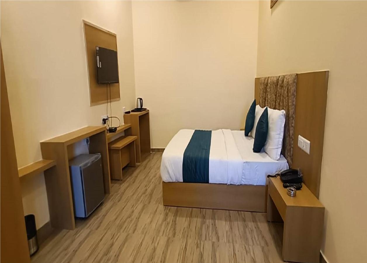 Hotel Fun Park Sanand Экстерьер фото